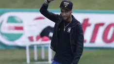 Pemain Brasil Neymar mendatangi kamp latihan Brasil di Teresopolis, Rio de Janeiro, Kamis (10/7/14). (REUTERS/Stringer)