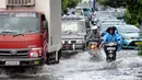 Hujan yang mengguyur Jakarta sejak Minggu (8/2/2015) mengakibatkan banjir di sejumlah wilayah. Tampak, kemacetan yang terjadi akibat genangan air di jalan Kemang Raya, Jakarta, Selasa (10/2/2015). (Liputan6.com/Helmi Fithriansyah)