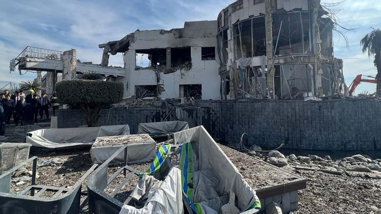 Pemandangan kondisi sebuah bangunan yang hancur lebur setelah terkena serangan rudal Iran di Kota Erbil, Irak, pada Selasa (16/1/2024). Pasukan Garda Revolusi Iran (IRGC) mengungkapkan mereka telah membombardir bangunan disebut sebagai markas mata-mata Is