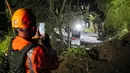 Tim penyelamat mengevakuasi korban kecelakaan bus yang jatuh ke jurang di Kecamatan Wado, di Sumedang, Jawa Barat (10/3/2021). Dengan demikian, jumlah total korban kecelakaan mencapai 66 orang, 39 di antaranya selamat. (AFP/Bagus Ahmad)