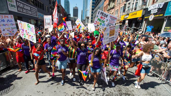 Peserta ambil bagian dalam pawai LGBT Toronto's Pride Parade di Toronto, Kanada, Minggu (23/6/2019). Pawai digelar untuk mengenang peristiwa Stonewall yang terjadi di New York pada Juni 1969. (Andrew Lahodynskyj/The Canadian Press via AP)