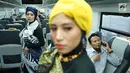 Model mengenakan kain batik dan tenun di kereta api bandara, Jakarta, Kamis (2/5/2019). Kegiatan tersebut diadakan dalam rangka menyambut kegembiraan datangnya bulan suci Ramadan. (Liputan6.com/Immanuel Antonius)