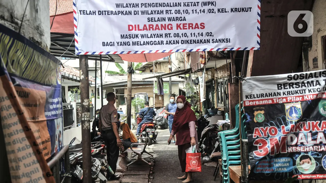 FOTO: Penguncian Wilayah Sementara di RW 002 Krukut Taman Sari