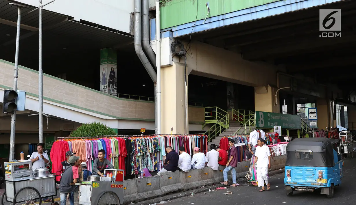 Suasana di depan Gedung Pasar Tanah Abang, Jakarta, Jumat (22/6). Sebagian pedagang terpaksa menggelar lapak di luar gedung akibat belum dibukanya kembali Pasar Tanah Abang usai Lebaran. (Liputan6.com/Immanuel Antonius)