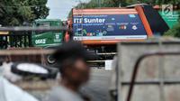 Truk pengangkut sampah terparkir di proyek Intermediate Treatment Facility (ITF) Sunter, Jakarta, Selasa (12/2). Mangkraknya proyek ITF Sunter menyebabkan pengolahan sampah dilakukan di sekitar permukiman warga. (Merdeka.com/Iqbal Nugroho)