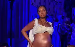 Leigh-Anne Pinnock eks Little Mix Bikin Heboh di London Fashion Week, Cairan Mirip ASI Keluar dari Dadanya
