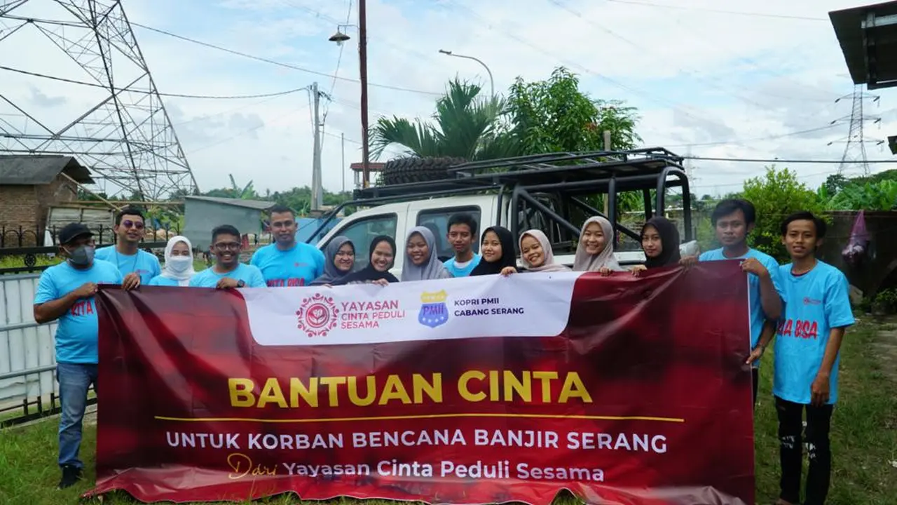 Yayasan Cinta Peduli Sesama menyerahkan bantuan kepada korban bencana banjir Serang, Banten.