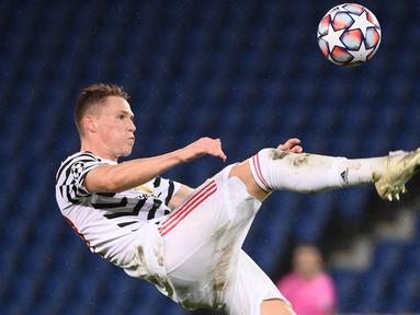 Scott McTominay telah menjadi pemain andalan di lini tengah Manchester United sejak dua musim terakhir. Perkembangan pesat  McTominay ternyata tak sebanding dengan gaji yang ia terima. Dia hanya memperoleh bayaran 20 ribu pounds atau setara Rp396 juta per pekan. (Foto: AFP/Franck Fife)