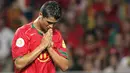 10. Cristiano Ronaldo (Portugal) - Tiga kali meraih gelar Ballon d'Or serta menjadi olahragawan terkaya tahun ini menjadi bukti kehebatannya. Namun sayang dirinya belum memberikan gelar Piala Eropa bagi tanah kelahirannya. (AFP/Aris Messinis)
