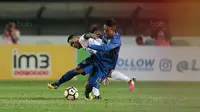 Duel pemain Persib Bandung, Febri Haryadi (kanan) dan pemain PS TNI pada lanjutan Liga 1 2017 di Stadion Si Jalak Harupat, Sabtu (05/8/2017). Persien menang 3-1. (Bola.com/Nicklas Hanoatubun)
