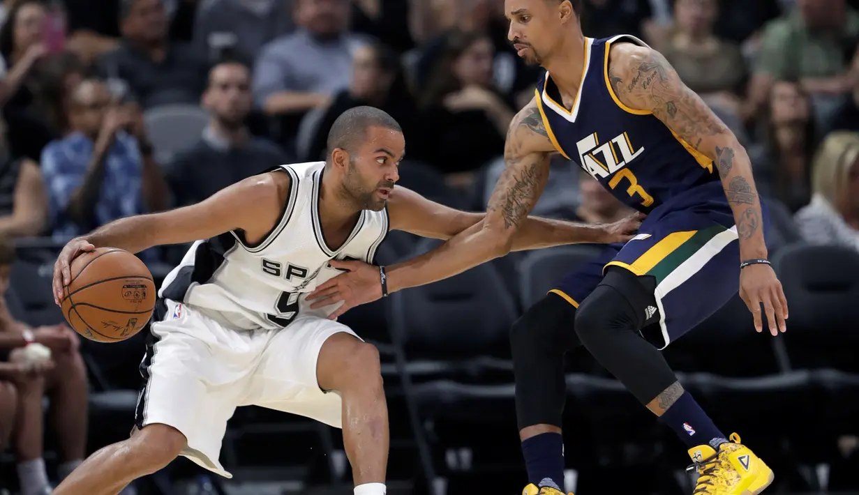  Pemain Utah Jazz, George Hill (kanan), berusaha menghadang pemain San Antonio Spurs, Tony Parker, dalam laga NBA di San Antonio, (1/11/2016). Utah Jazz menang 106-91. (AP Photo/Eric Gay)
