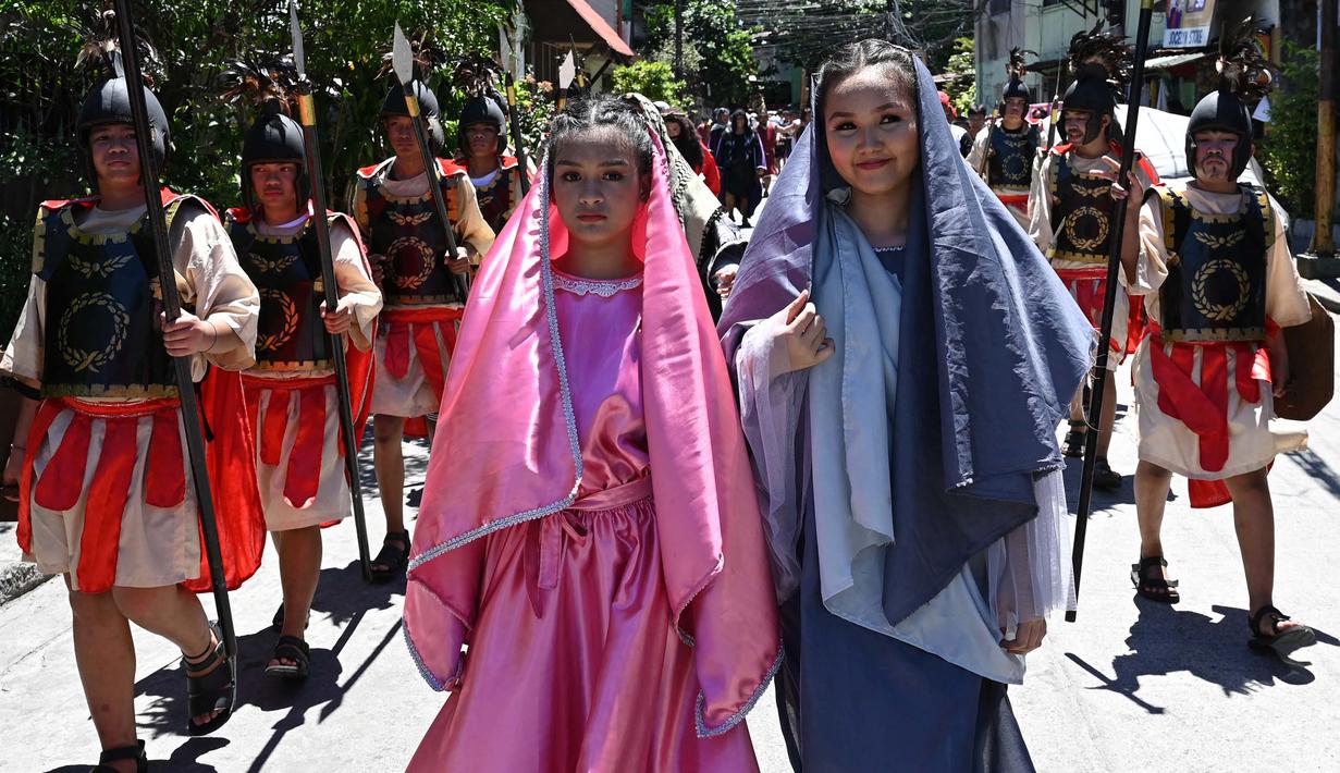 Acara ini memvisualisasikan atau teatrikal yang menceritakan penyaliban Yesus Kristus. (Ted ALJIBE/AFP)