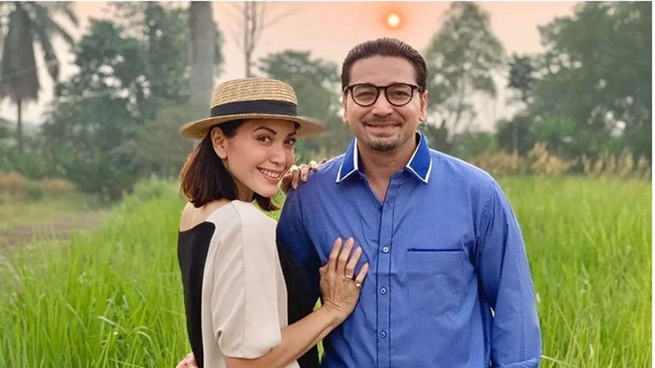 Jarang Tersorot, Ini 6 Potret Kebersamaan Umar Lubis dan Istri