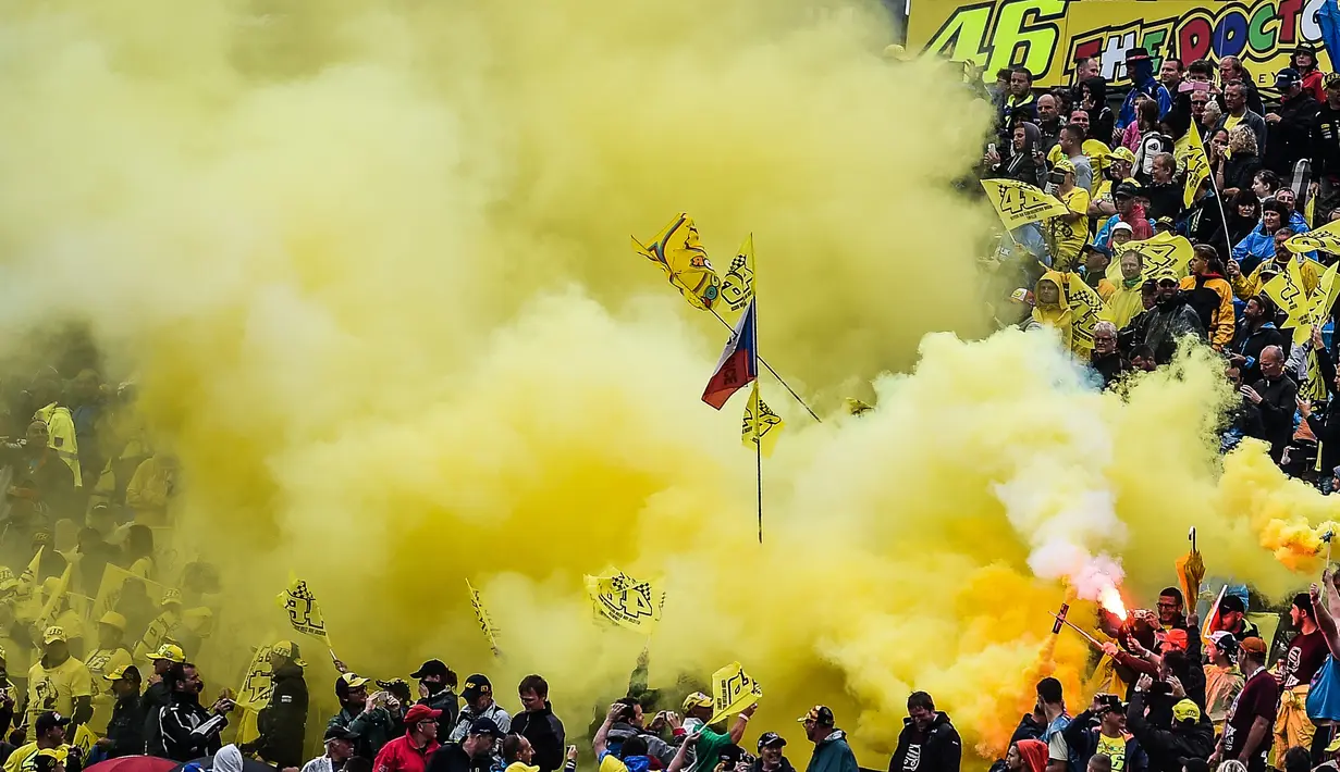 Suporter pebalap Movistar Yamaha, Valentino Rossi, saat balapan MotoGP Brno di Sirkuit Autodrom Brno, Republik Ceska, Minggu, (21/8/2016). (EPA/Filip Singer)