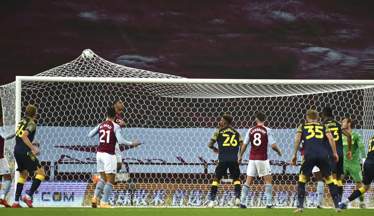 Pemain Stoke City Sam Vokes (tidak terlihat) mencetak gol ke gawang Stoke City pada pertandingan putaran keempat Piala Liga di Stadion Villa Park, Birmingham, Inggris, Kamis (1/10/2020). Stoke City mengalahkan Aston Villa 1-0. (AP Photo/Rui Vieira, Pool)