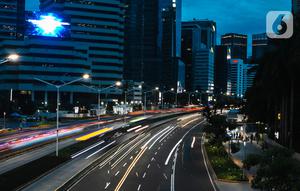 Kondisi lalu lintas di Jalan Jenderal Sudirman, Jakarta, Selasa (29/12/2020). Sejumlah jalan protokol di Jakarta akan ditutup untuk kendaraan dan orang pada malam Tahun Baru 31 Desember 2020. (Liputan6.com/Faizal Fanani)