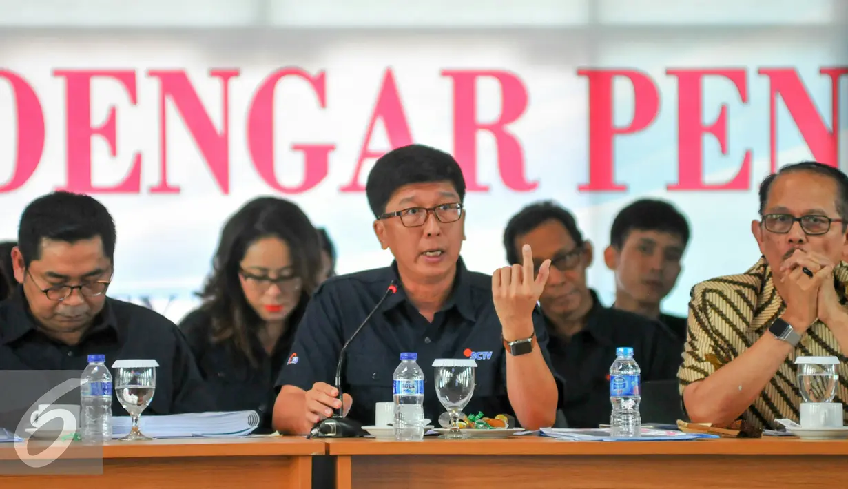 Dirut SCTV, Sutanto Hartono (tengah) saat presentasi Evalusi Dengar Pendapat (EDP) di kantor KPID, Jakarta, Senin (16/5). EDP bertujuan memberi penilaian terhadap rencana program siaran pengelola televisi (Liputan6.com/Yoppy Renato)