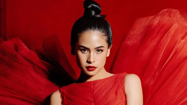Maudy Ayunda pakai lipstik merah (Instagram/maudyayunda)