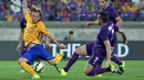Bek Fiorentina, Gonzalo (kanan) berusaha merebut bola dari gelandang Ivan Rakitic saat International Champions Cup (ICC) 2015 di Stadio Artemio Franchi, Senin (3/8/2015). Fiorentina menang atas Barcelona dengan Skor 2-1. (AFP PHOTO/TIZIANA FABI)