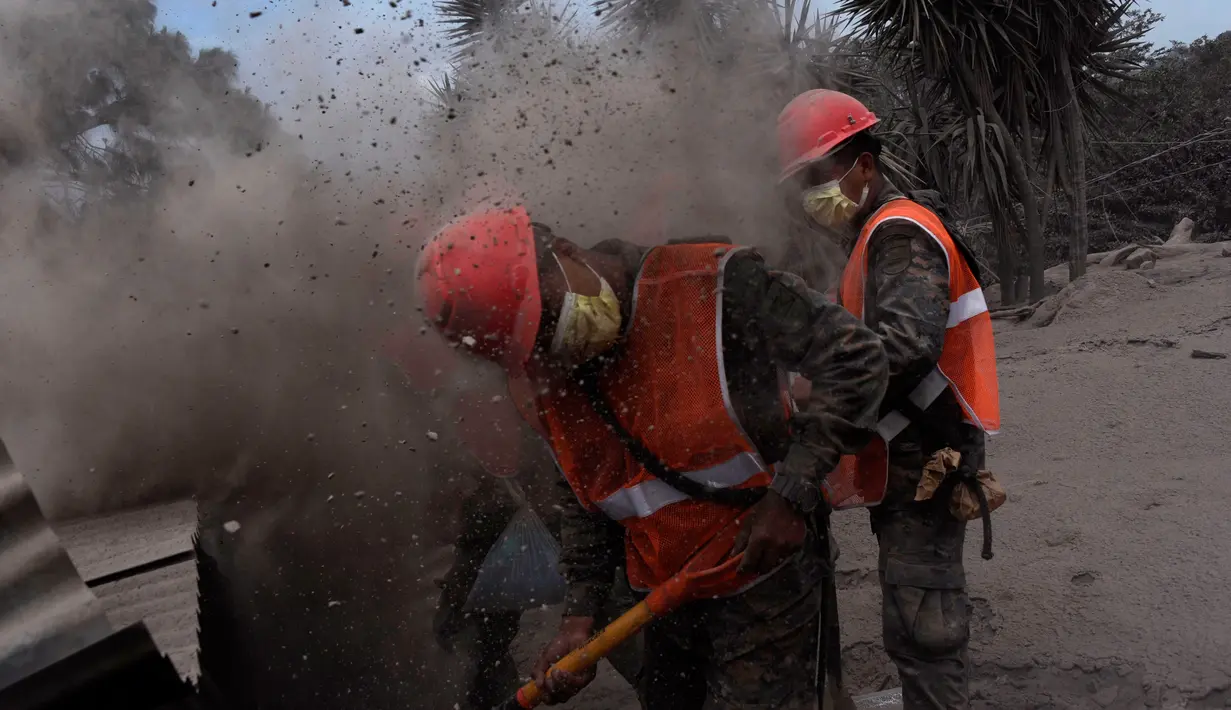 Tim penyelamat menggali tumpukan debu untuk mencari korban dari letusan gunung Feugo di desa San Miguel Los Lotes, Guatemala (5/6). Kemungkinan korban tewas dilaporkan akan terus bertambah. (AFP/Johan Ordonez)