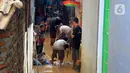 Warga kerja bakti membersihkan sisa lumpur dan sampah usai banjir melanda Kampung Melayu, Jakarta, Jumat (3/1/2020). Banjir yang melanda Kampung Melayu menyisakan sisa sampah dan lumpur. (merdeka.com/Magang/Muhammad Fayyadh)