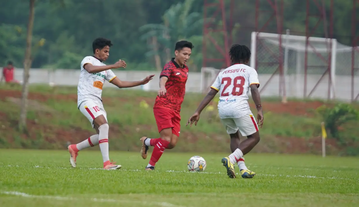 Pemain Persija Jakarta, Syahrian Abimanyu (tengah) berusaha melewati dua pemain Persipu FC pada laga uji coba menjelang bergulirnya Liga 1 musim 2023/2024 di Persija Training Center, Nirwana Park, Bojongsari, Depok, Sabtu (10/6/2023) sore WIB. (Dok. Persija)