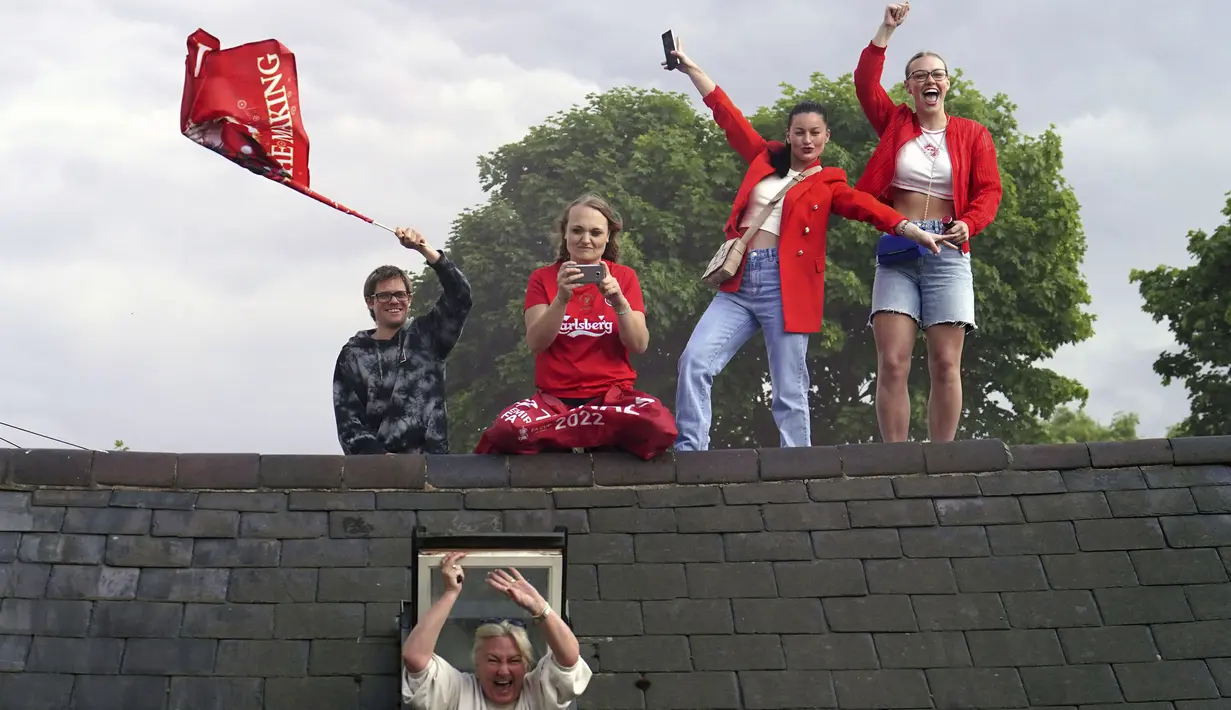 Sejumlah fans Liverpool menyaksikan parade tim kebanggaan mereka pada Minggu (29/05/2022) waktu setempat. Musim ini, The Reds berhasil meraih dua trofi yaitu Piala FA dan Piala Liga Inggris. (PA via AP/Martin Rickett)