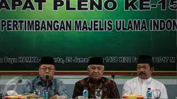 Wakil Ketua Dewan Pertimbangan MUI Didin Hafidhuddin (kiri) saat rapat pleno dewan pertimbangan MUI di Gedung MUI, Jakarta, Rabu (22/2). MUI gelar rapat pleno sikapi penanganan aksi 4 November (Liputan6.com/Faizal Fanani)
