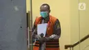Mantan Sekretaris MA Nurhadi usai menjalani pemeriksaan lanjutan di Gedung KPK, Jakarta, Rabu (26/8/2020). Nurhadi diperiksa untuk penyidikan dugaan penerimaan suap dan gratifikasi yang mencapai Rp 46 miliar dalam pengurusan perkara di Mahkamah Agung (MA). (Liputan6.com/Helmi Fithriansyah)
