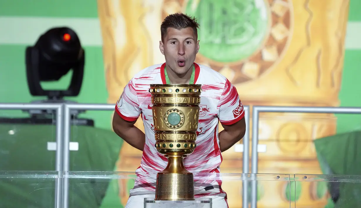 Pemain Leipzig, Willi Orban merayakan kemenangan timnya usai mengalahkan SC Freiburg pada partai final DFB Pokal atau Piala Liga Jerman yang berlangsung di Stadion Olimpiade di Berlin, Jerman, Sabtu, 21 Mei 2022 waktu setempat. Die Bullen berhasil menang lewat babak adu penalti dengan skor 4-2 usai laga berjalan imbang 1-1. (AP/Michael Sohn)