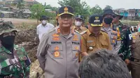 Kapolda Jabar Irjen Pol. Suntana saat mengunjungi daerah terdampak banjir di kawasan padat penduduk Cimacan, Tarogong Kidul, Garut, Jawa Barat. (Liputan6.com/Jayadi Supriadin)