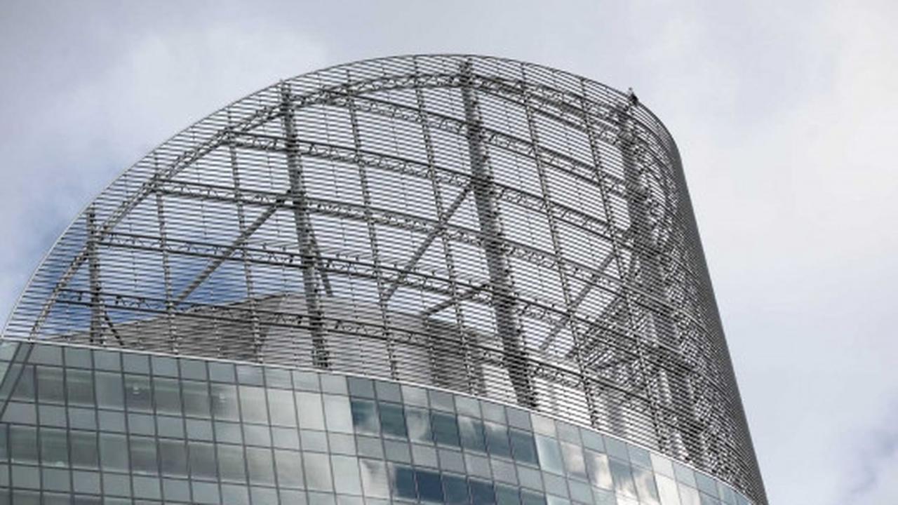 Aksi Alain Robert panjat gedung 185 meter tanpa pengaman
