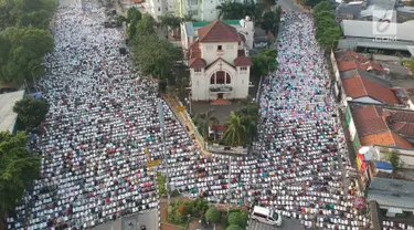 Ribuan umat muslim melaksanakan Salat Idul Fitri 1439 H di kawasan Jatinegara, Jakarta, Jumat (15/6). Seluruh masyarakat di Indonesia serentak merayakan Hari Raya Idul Fitri 1439 H sesuai ketetapan pemerintah Jumat (15/6). (Liputan6.com/Arya Manggala)