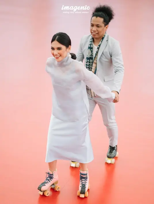 Ide foto prewedding di outdoor yang tak itu-itu saja dari Indah Permatasari dan Arie Keriting. Keduanya tampil mengenakan outfit serasi, berwarna abu-abu dan saling bergandengan tangan bermain sepatu roda. [Foto: Instagram/arie_kriting]