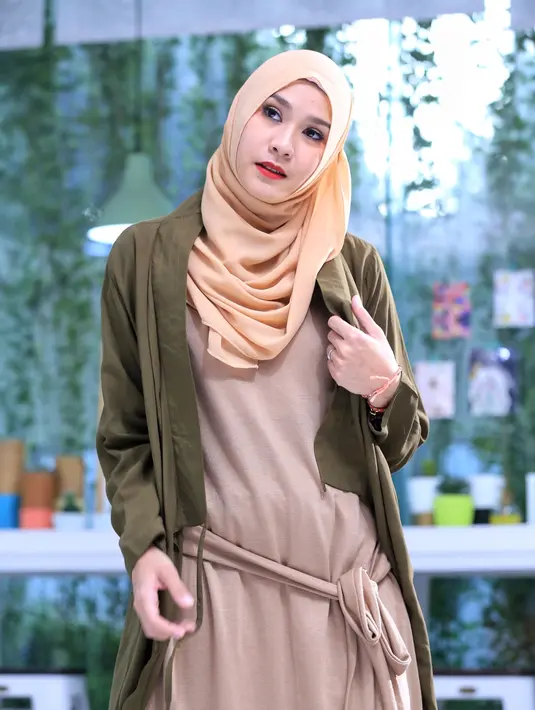 Selasa (7/3) dini hari, maling menyatroni rumah pasangan Zaskia Adya Mecca dan sutradara itu. Istri Hanung Bramantyo itu nyaris kehilangan motornya. Beruntung, nasib baik masih berpihak pada Zaskia. (Adrian Putra/Bintang.com)