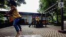 Keceriaan anak-anak saat bermain di Ruang Publik Terpadu Ramah Anak (RPTRA) Berseri, Petukangan Utara, Pesanggrahan, Jakarta, Kamis (13/7/2023). Kendati banyak cat pada wahan permainan yang mulai pudar dan kotor, tapi tidak menyurutkan minat anak-anak untuk bermain di RPTRA Berseri. (Liputan6.com/Johan Tallo)