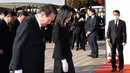 Presiden Korea Selatan Yoon Suk-yeol dan istrinya Kim Keon-hee memberikan penghormatan untuk para korban tragedi Halloween Itaewon di altar peringatan bersama di Seoul Square, Seoul, Korea Selatan, Senin (31/10/2022). Tragedi Halloween Itaewon menewaskan lebih dari 150 orang dan menjadi bencana terburuk Korea Selatan dalam beberapa tahun. (Ahn Jung-hwan/Yonhap via AP)