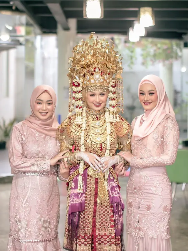 7 Momen Kompak Dinda Hauw dan Rey Mbayang dalam Pernikahan Sang Kakak