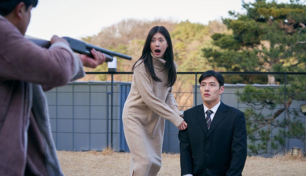 Jung Yeol dan Na Ra menghadapi situasi yang menegangkan namun tampak komikal jika dilihat dari ekspresi mereka. (Foto: Mindmark via Soompi)