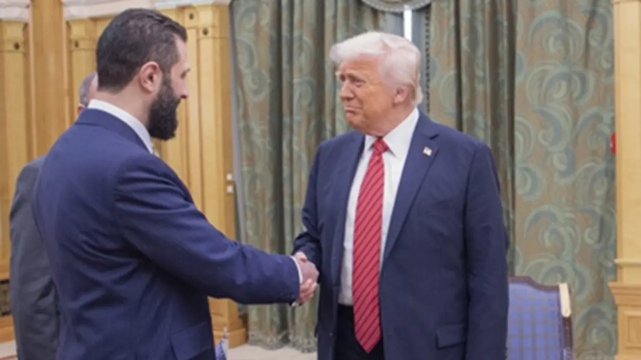 Presiden Amerika Serikat Donald Trump berjabat tangan dengan presiden sementara Suriah Ahmad al-Sharaa, di Riyadh, Arab Saudi, Rabu (14/5/2025).