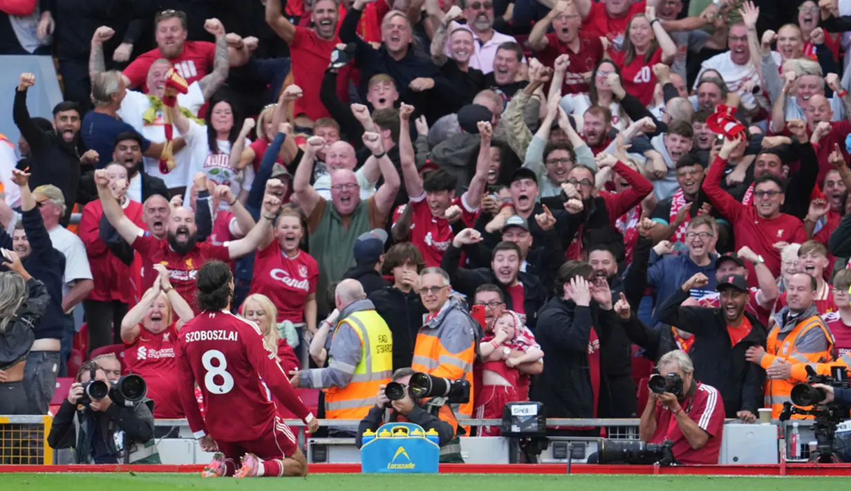 Pemain Liverpool, Dominik Szoboszlai, melakukan selebrasi setelah mencetak gol melalui tendangan bebas ke gawang Arsenal pada laga pekan ketiga Premier League 2025/2026 di Stadion Anfield, Minggu (31/8/2025). (AP Photo/Jon Super)