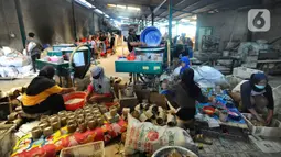 Pekerja menyelesaikan pembuatan kue Keranjang khas Imlek di Pabrik Kue Hoki di kawasan Sawangan, Depok, jawa Barat, Rabu (11/01/2023). Tahun ini ditargetkan sekitar 20ribu kue keranjang untuk perayaan Imlek diproduksi dengan harga Rp 18ribu per pax. (merdeka.com/Arie Basuki)
