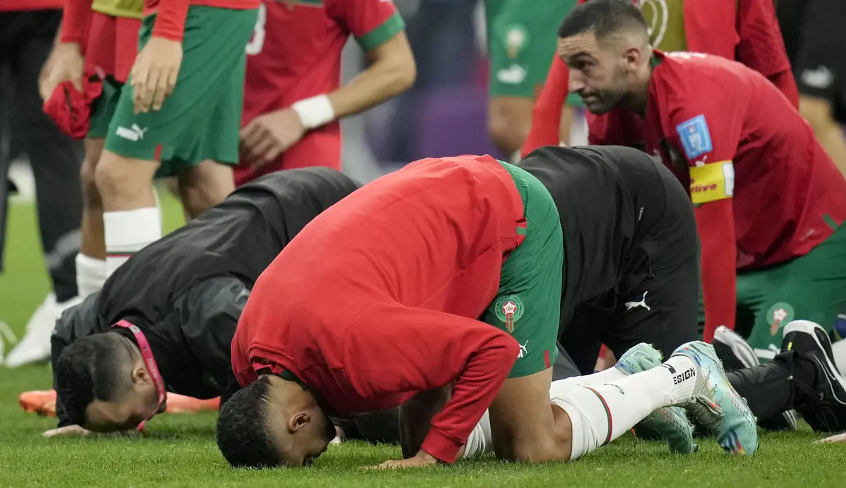 Sujud syukur biasa dilakukan umat muslim saat datangnya nikmat atau tertolaknya bahaya. (AP Photo/Christophe Ena)