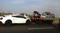 Mobil dengan nama beken Lamborghini menjadi tumbal saat meluncur di jalanan Ibukota. 