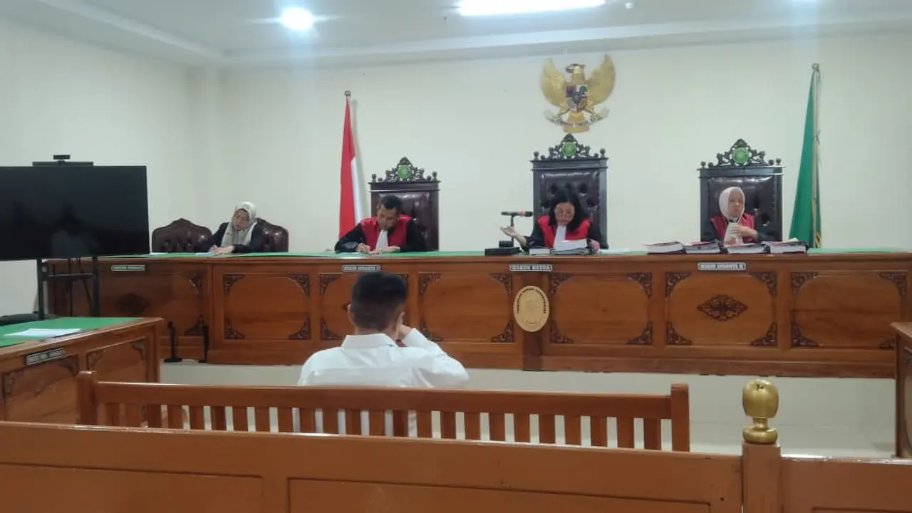 Sidang asus sindikat 'pabrik' uang palsu di Universitas Islam Negeri (UIN) Alauddin Makassar.