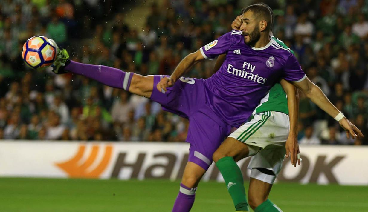 Striker Real Madrid, Karim Benzema, berusaha mengontrol bola saat melawan Real Betis pada laga La Liga di Stadion Benito Vilamarin, Seville, Minggu (15/10/2016). Madrid menang 6-1 atas Betis. (Reuters/Marcelo Del Pozo)