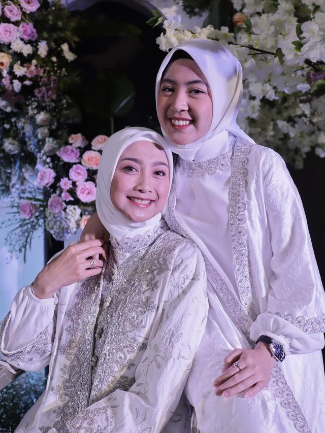 Disebut Makin Mirip, Ini 6 Momen Manis Dessy Ratnasari dan Putrinya