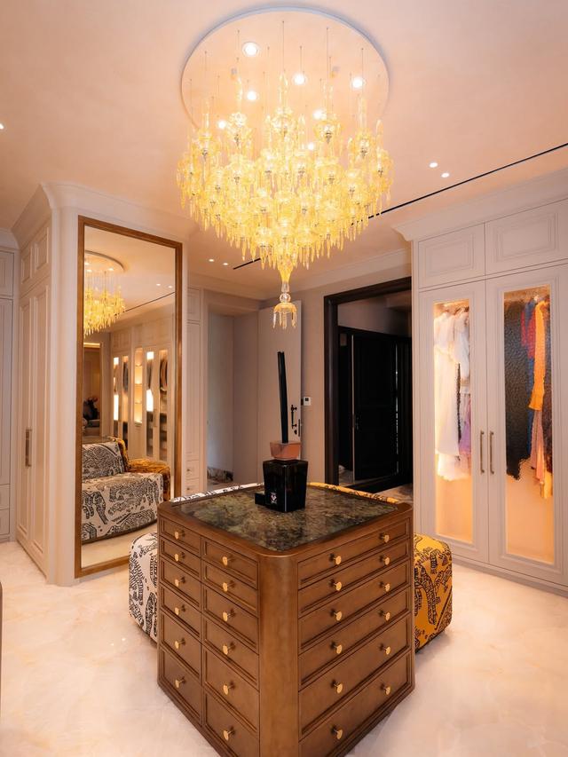 Desain Glamor dengan Elemen Kaca dan Kristal