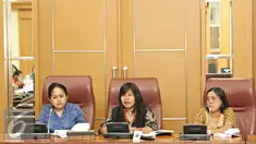 Wakil Ketua Komnas Perempuan Yuniyanti C (tengah) memberikan keterangan terkait peringatan 18 tahun Tragedi 98, Jakarta (13/5). Komnas Perempuan berharap Peringatan 18 tahun Tragedi Mei '98 dapat menjaga ingatan kolektif. (Liputan6.com/Immanuel Antonius)