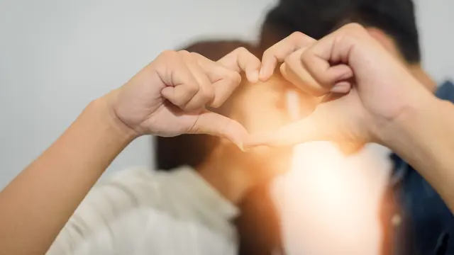 5 Cara Ampuh Untuk Tetap Mencintai Pasanganmu Meski Sudah Berhubungan Lama